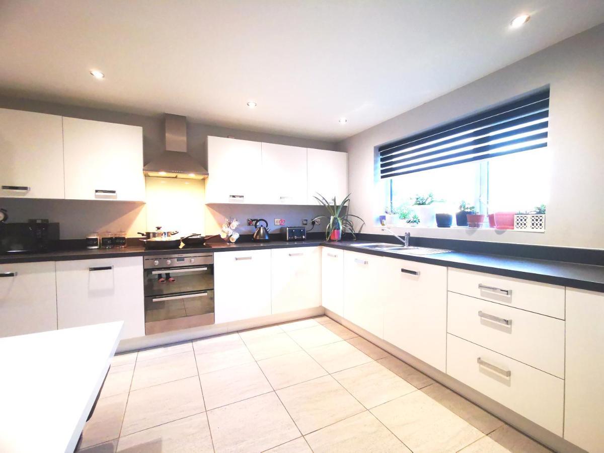 The Lawnswood - Central Manchester Holiday Home With Free Parking Exteriör bild
