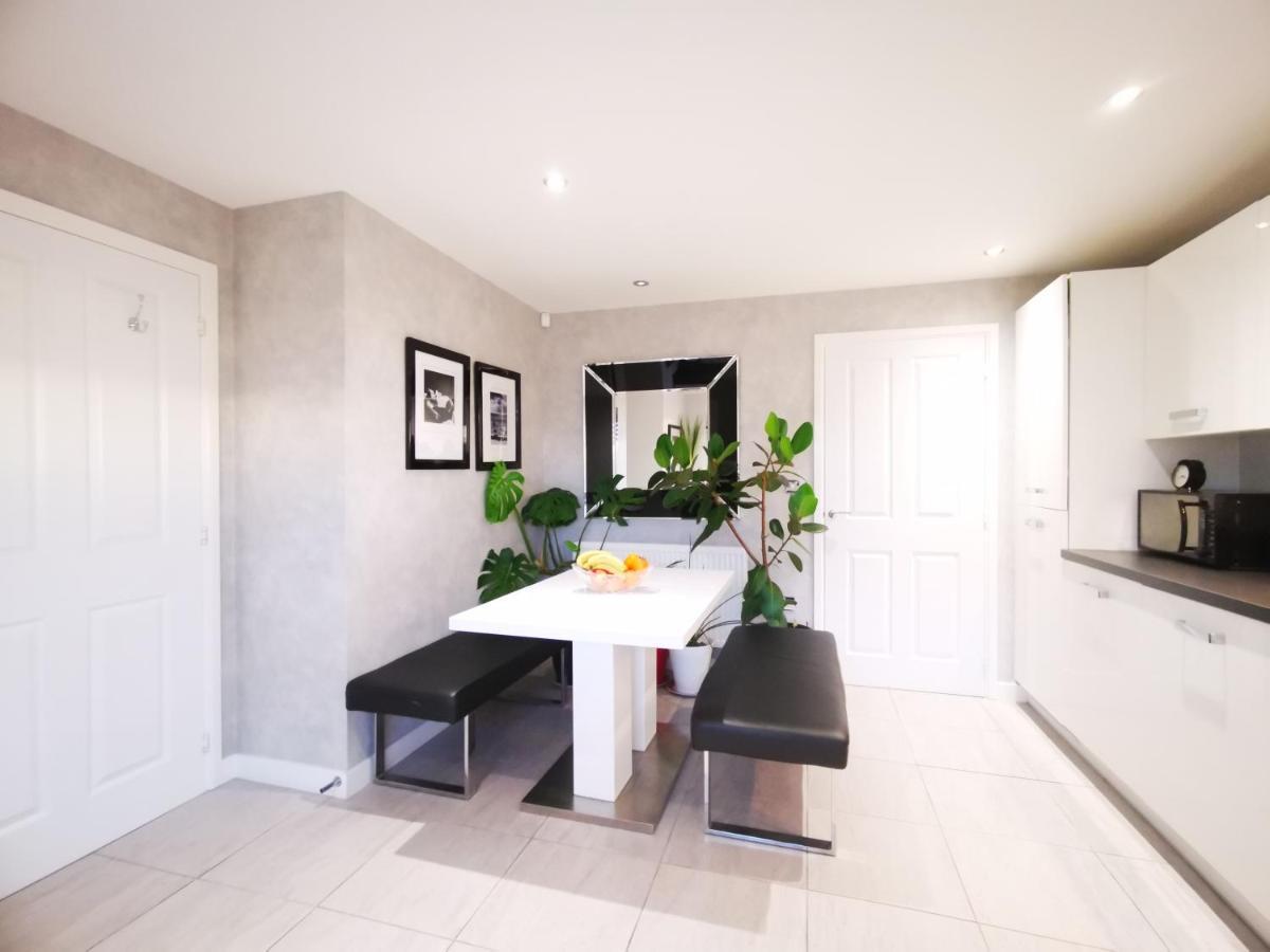 The Lawnswood - Central Manchester Holiday Home With Free Parking Exteriör bild